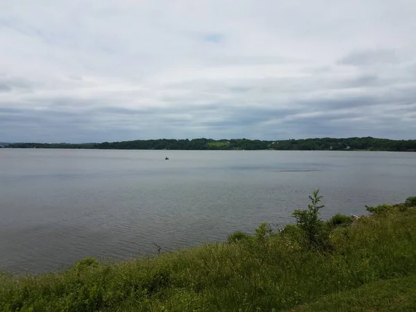 Potomac Floden Grönt Gräs Och Ett Trästaket — Stockfoto