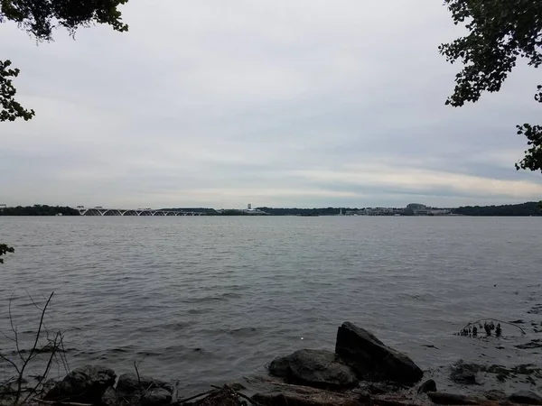 Ufer Des Potomac Und National Harbor Und Wilson Brücke Mit — Stockfoto