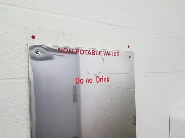 Agua Potable Beber Signo Baño Espejo Del Baño —  Fotos de Stock