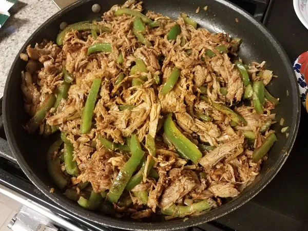 Pfanne Mit Pulled Pork Und Grünem Paprika Auf Herd — Stockfoto