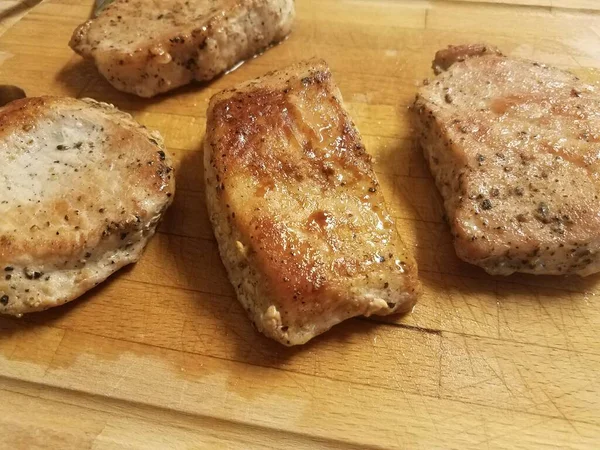 Costeletas Porco Cozidas Com Tempero Tábua Corte Madeira Sucos — Fotografia de Stock