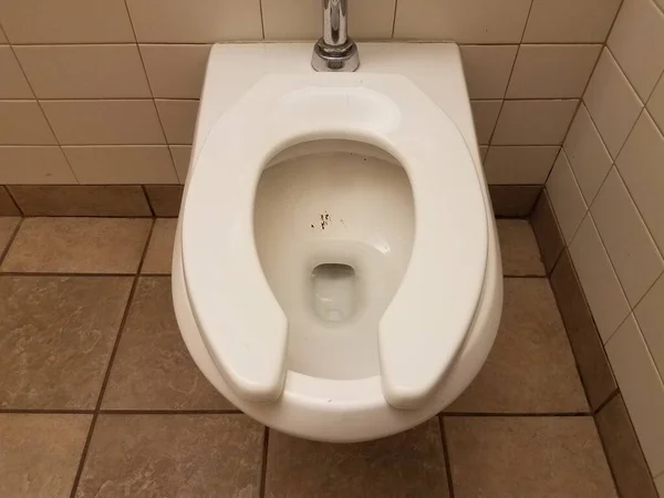 Vit Toalett Offentligt Badrum Med Bajs Fläck — Stockfoto