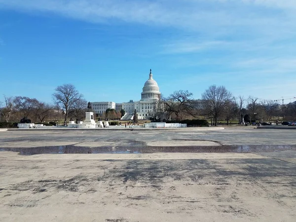 华盛顿特区的干池 水泥和国会大厦 — 图库照片