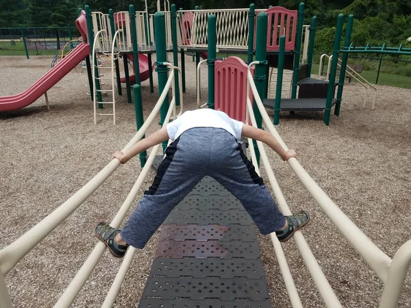 Menino Criança Balanceamento Corrimão Ponte Parque Infantil Estrutura Jogo — Fotografia de Stock