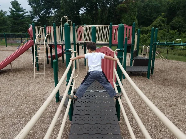Menino Criança Balanceamento Corrimão Ponte Parque Infantil Estrutura Jogo — Fotografia de Stock