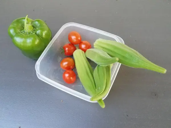Pequeno Recipiente Plástico Com Pimenta Verde Quiabo Tomate — Fotografia de Stock