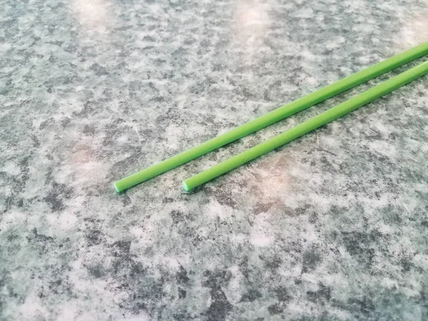 Masa Veya Yüzeyde Yeşil Plastik Çubuklarla Yansıtıcı Yeşil Beyaz Desenler — Stok fotoğraf