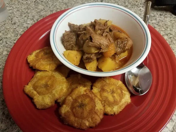波多黎各用红盘炖牛肉和扁平的平底锅 — 图库照片