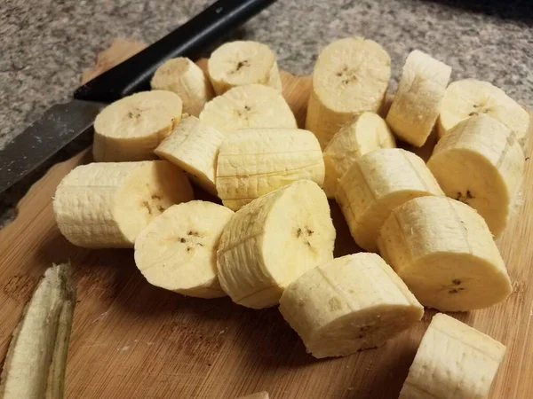 Banan Nóż Drewnianej Desce Krojenia — Zdjęcie stockowe