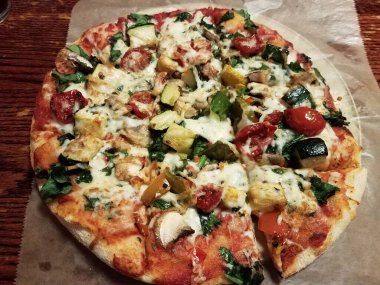 Sebzeli, kabaklı, fesleğenli, domatesli ve peynirli pizza