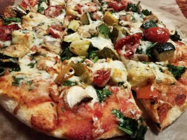 Sebzeli, kabaklı, fesleğenli, domatesli ve peynirli pizza