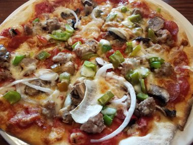 Sucuklu pizza, sosis, soğan, mantar ve yeşil biber.