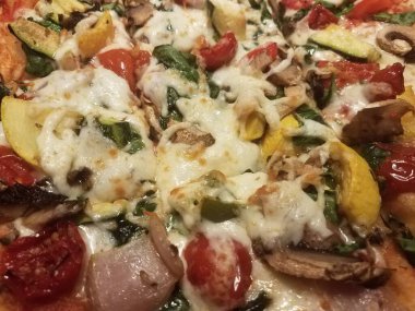 Peynirli sebzeli, domatesli ve soğanlı renkli pizza.