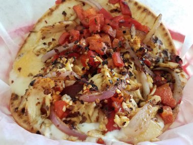 Tavuk, peynir, biber ve soğanlı pita paketi.