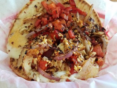 Tavuk, peynir, biber ve soğanlı pita paketi.