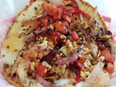 Tavuk, peynir, biber ve soğanlı pita paketi.