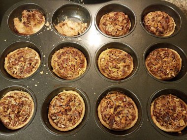 kahverengi cevizli ya da cevizli tatlı tepside