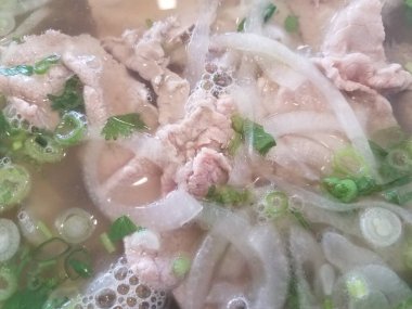 Vietnam pho çorbası soğan ve soğan gibi sebzelerle