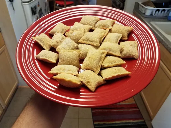 Mano Sosteniendo Plato Rojo Bocadillos Pizza Congelados Rollo —  Fotos de Stock