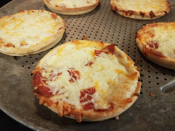 Küçük Pepperonili Peynirli Pizzalar Metal Fırın Tepsisinde — Stok fotoğraf