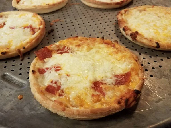 Petites Pizzas Pepperoni Fromage Sur Plaque Cuisson Métal — Photo