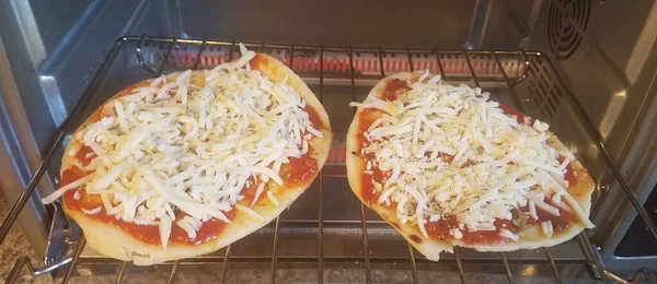 Zwei Kleine Pizzen Die Toaster Auf Einem Gestell Garen — Stockfoto
