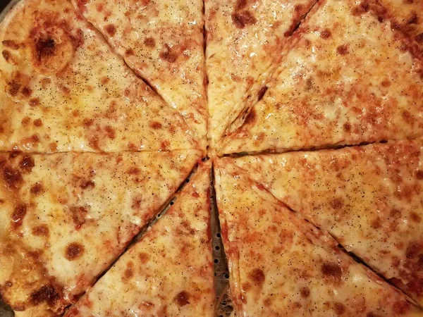 Scheiben Von Heiß Geschmolzenem Käse Und Tomatensauce Pizza — Stockfoto