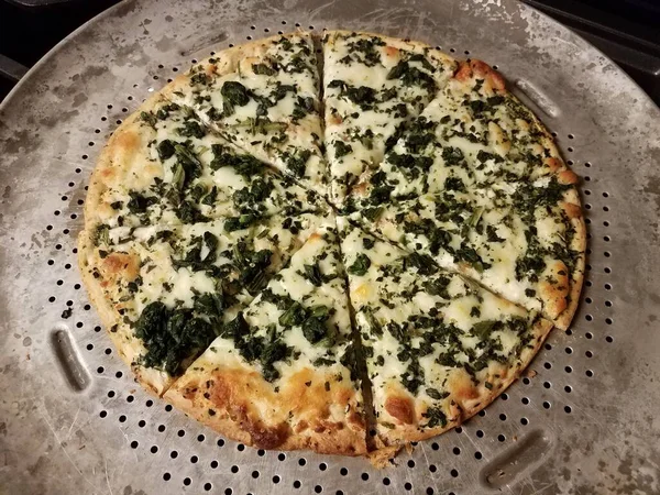 Fırında Metal Pişirme Tepsisinde Dilimlenmiş Peynir Ispanaklı Pizza — Stok fotoğraf