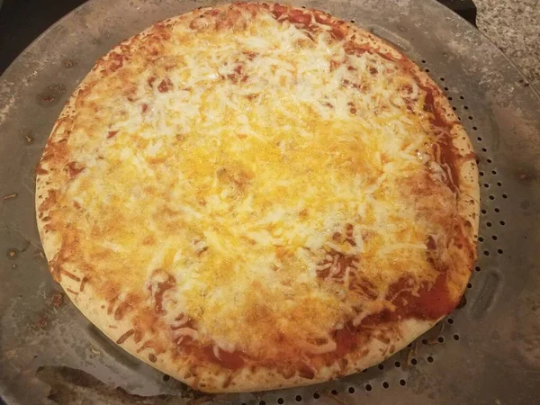 Pizza Serem Cheddar Mozzarella Czerwonym Sosem Pomidorowym Metalowej Tacy — Zdjęcie stockowe