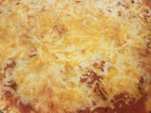 Pizzę Serem Cheddar Mozzarella Czerwonym Sosem Pomidorowym — Zdjęcie stockowe