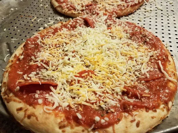 Pepperoni Pizza Sajttal Fém Sütő Tálcán Lyukakkal — Stock Fotó