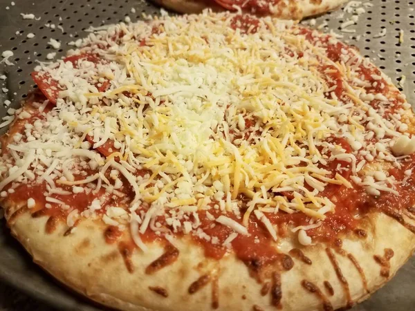 Pfefferoni Pizza Mit Käse Auf Blech Mit Löchern — Stockfoto