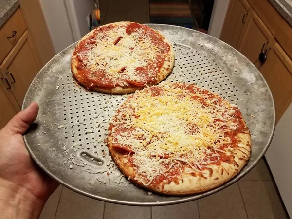 Mão Segurando Assadeira Metal Com Pizzas Cozinha — Fotografia de Stock