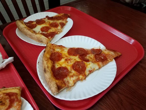 Nagy Pepperónis Sajtos Szeletek New York Pizzából Vörös Tálcán — Stock Fotó