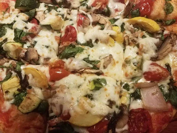 Pizza Colorida Con Verduras Queso Tomates Cebollas Cerca —  Fotos de Stock