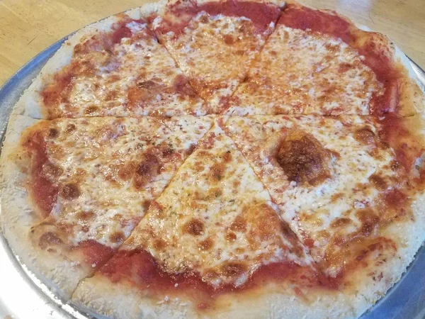 Geschmolzener Käse Und Tomatensauce Auf Pizza Mit Kruste — Stockfoto