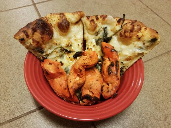 Pizza Und Huhn Einer Roten Schüssel Auf Einem Fliesenboden — Stockfoto