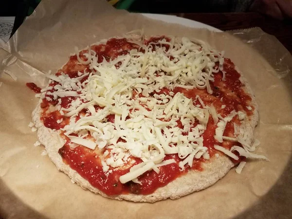Massa Pizza Molho Tomate Vermelho Queijo Papel Cera — Fotografia de Stock