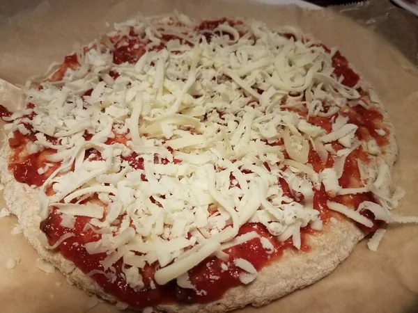 Pizzateig Mit Roter Tomatensauce Und Käse Auf Wachspapier — Stockfoto