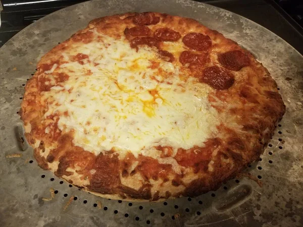 Käse Paprika Pizza Auf Blech Mit Löchern — Stockfoto