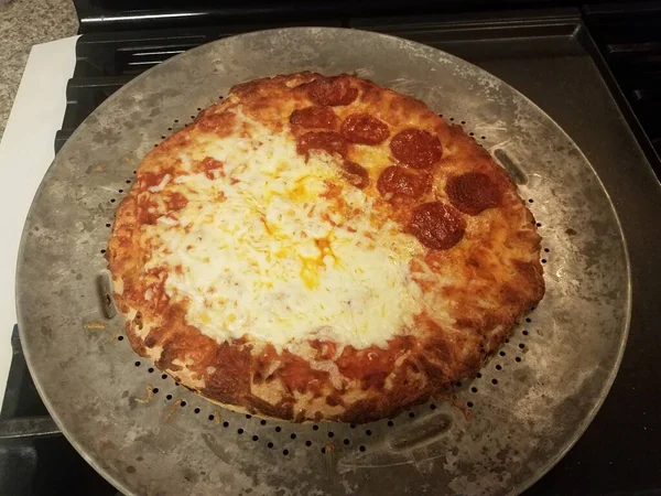 Sýr Pepperoni Pizza Kovovém Tácu Pečení Otvory — Stock fotografie