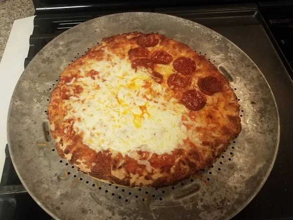 Pizza Queijo Pepperoni Assadeira Metal Com Furos — Fotografia de Stock