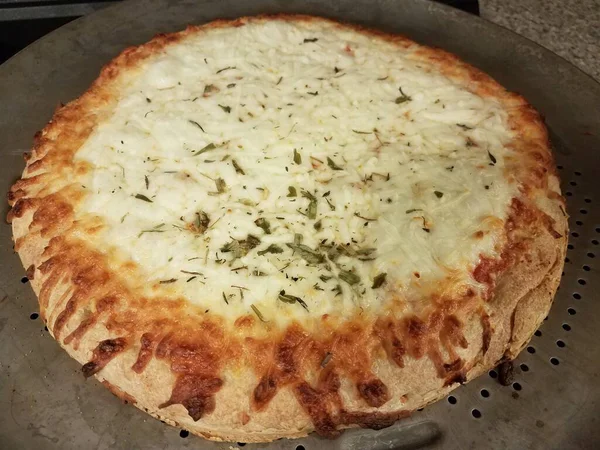 Metal Fırın Tepsisinde Baharatlı Peynirli Pizza — Stok fotoğraf