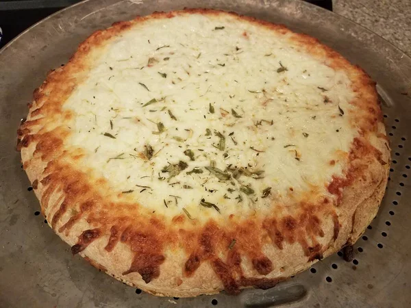Metal Fırın Tepsisinde Baharatlı Peynirli Pizza — Stok fotoğraf