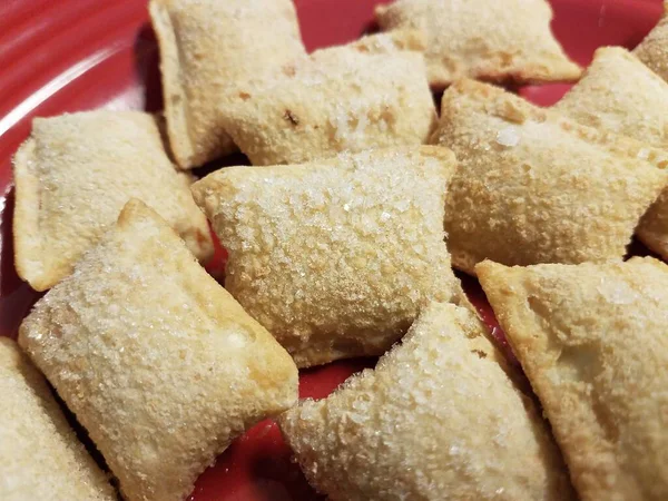 Pila Bocadillos Pizza Congelados Plato Rojo —  Fotos de Stock