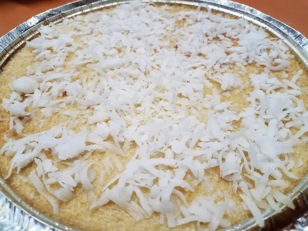 Kuchen Oder Pudding Folienbehälter Mit Kokosraspeln Darüber — Stockfoto