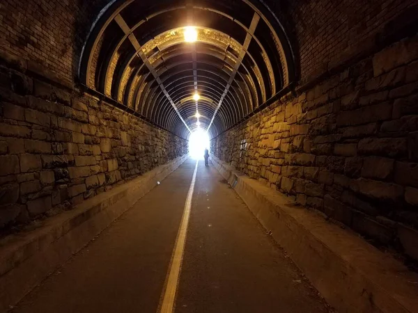 Luz Brilhante Final Túnel Com Trilha Tijolos Pedra Pessoa — Fotografia de Stock