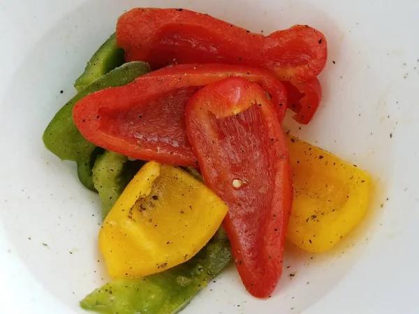 Pimientos Rojos Verdes Amarillos Rodajas Tazón Blanco — Foto de Stock