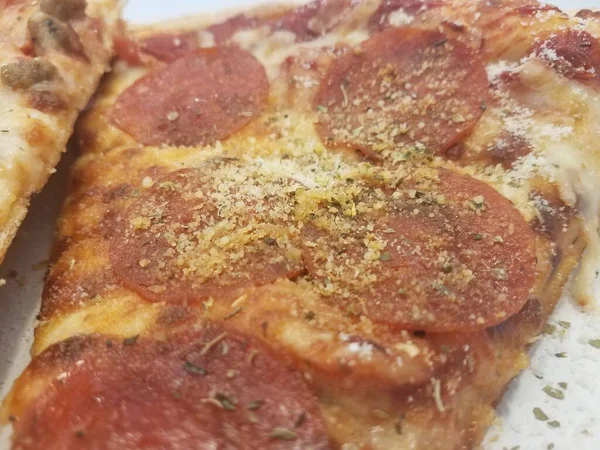 Duas Fatias Pizza Pepperoni Salsicha Prato Com Tempero — Fotografia de Stock