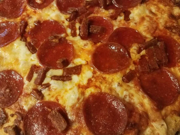 Forró Zsíros Pepperoni Hús Pizza Közelről — Stock Fotó